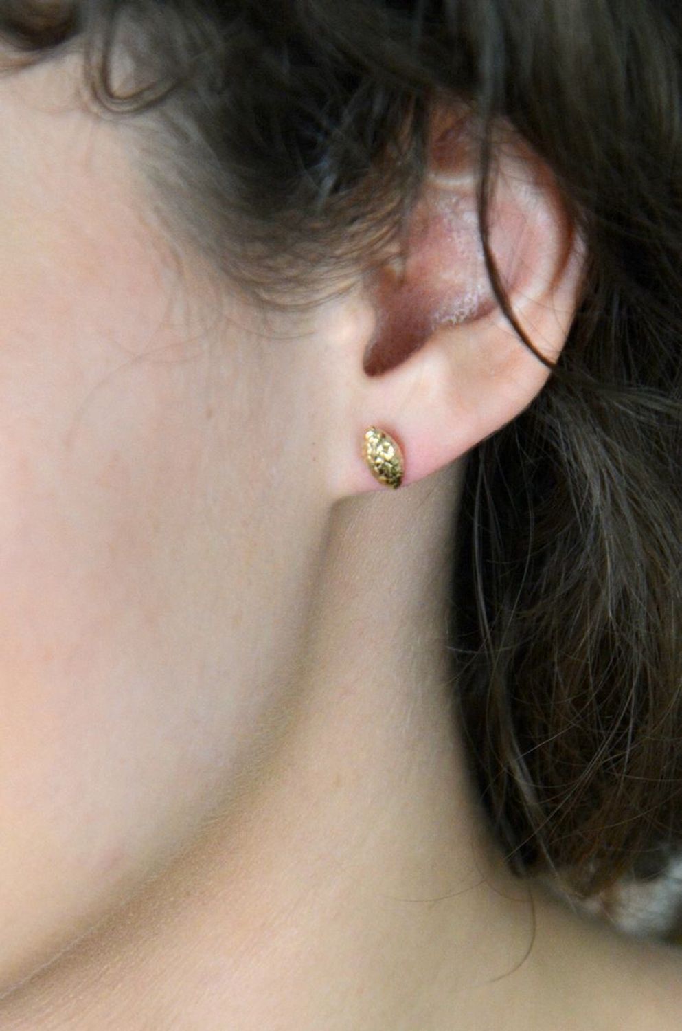 Kolczyki złote grawerowane pr 375, KL 2145 375  Prezentujemy wyjątkowe złote kolczyki o próbie 375, które łączą klasyczny styl z delikatnym grawerowanym wzorem.1.jpg